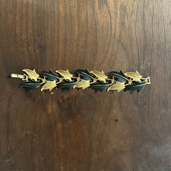 Vintage enamel leaf bracelet and clip on earrings - Picture 3 of 8